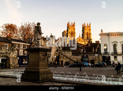 Una vista della cattedrale di York Minster che può essere visto da quasi ovunque in città. Foto Stock