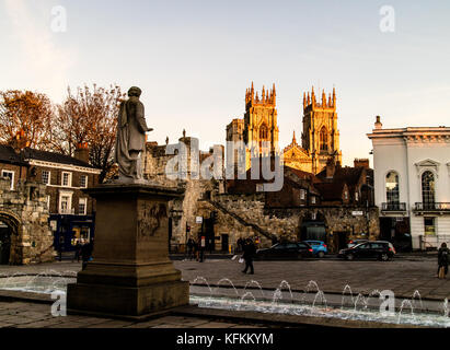 Una vista della cattedrale di York Minster che può essere visto da quasi ovunque in città. Foto Stock