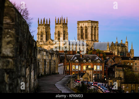 La York Minster nel Regno Unito, prese la sera dalle mura della citta'. Foto Stock