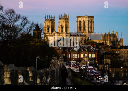 La York Minster nel Regno Unito, prese la sera dalle mura della citta'. Foto Stock