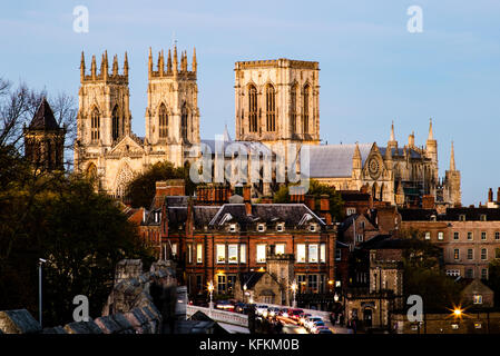 La York Minster nel Regno Unito, prese la sera dalle mura della citta'. Foto Stock