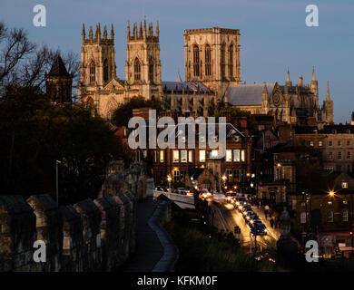 La York Minster nel Regno Unito, prese la sera dalle mura della citta'. Foto Stock