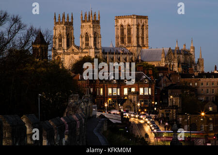 La York Minster nel Regno Unito, prese la sera dalle mura della citta'. Foto Stock