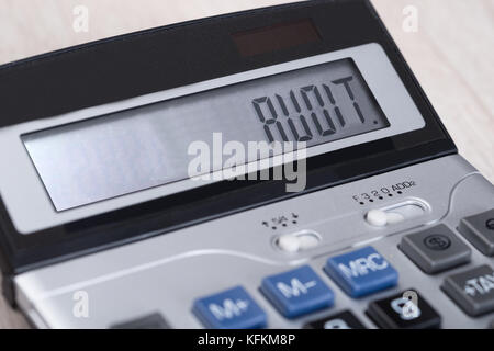 Primo piano della calcolatrice con audit sul display Foto Stock