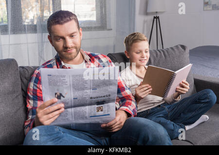 Padre e figlio la lettura a casa Foto Stock