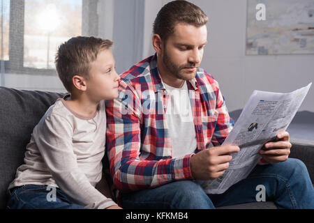 Padre e figlio la lettura a casa Foto Stock