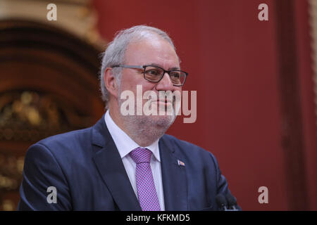 Pierre Arcand ha prestato giuramento come Ministre Responsible de lÕAdministration gouvernementale et de la RŽvision permanente des Programs (Ministro dell'amministrazione governativa) del nuovo gabinetto liberale all'Assemblea Nazionale di Québec, 11 ottobre 2017. Foto Stock