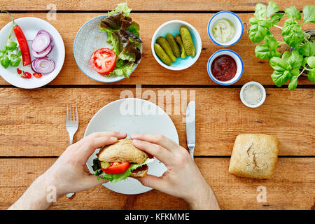 Tenendo le mani fresche fatte panino pronto a mangiare Foto Stock