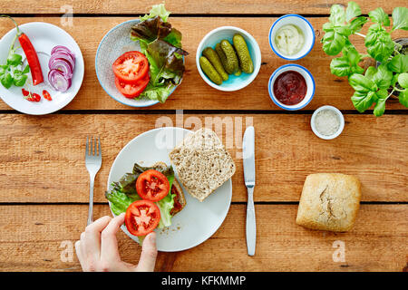 Buongustai preparare un fresco sandwich organico Foto Stock