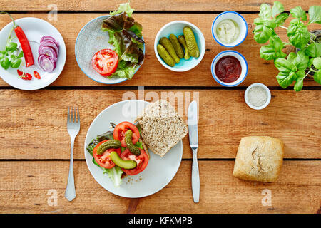 Facendo un sandwich di ingredienti organici grezzi atmosfera buongustai Foto Stock