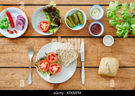 Facendo una deliziosa Organica Vegana sandwich ingredienti freschi Foto Stock