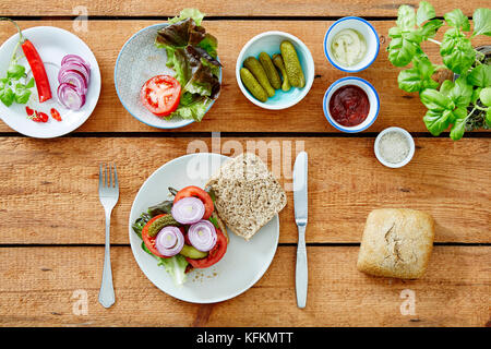 Preparazione di un sano sandwich delizioso pranzo buongustai Foto Stock