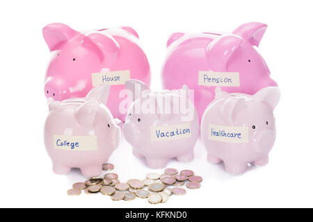 Piggybank con varie etichette e monete isolate su sfondo bianco Foto Stock