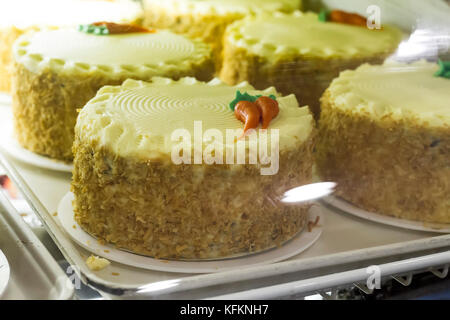 Torta di carote cupcake con la glassa di formaggio cremoso in una pasticceria. Foto Stock