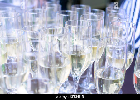 Close-up iced champagne o vino spumante in vetro le scanalature su un tavolo in un ristorante è pronto per una stravaganza, celebrazione o una festa Foto Stock