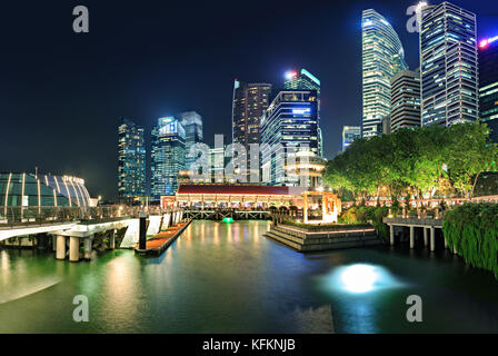 Singapore, Singapore - circa settembre, 2017: skyline della città di Singapore di notte, Singapore. Foto Stock
