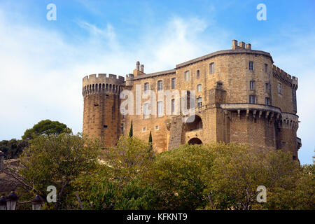 Facciata medievale e torrette del castello, fortezza o Château Suze-la-Rousse, arroccato su un affioramento roccioso sopra il villaggio, Drôme Francia Foto Stock