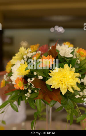 Autunno sfumature di colore in un rustico bouquet nuziale. Festeggiamenti nuziali, impostazione floreali, accessori, concetti e idee e temi, sposa la preparazione di mattina. Foto Stock