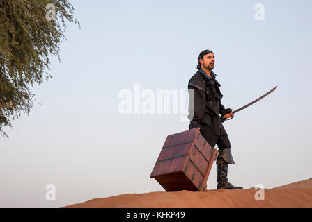 Pirata con un tesoro in un deserto Foto Stock