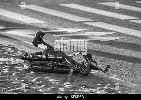 Bici schiacciato sul terreno. incidente stradale tema. foto in bianco e nero Foto Stock