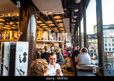 Cafe nella Casa di Cultura, Kulturhuset, un centro culturale e teatro a sud di Sergels torg, Stoccolma, Svezia Foto Stock