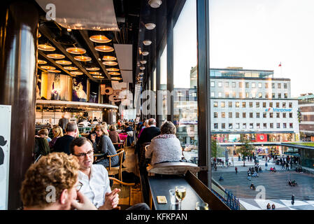 Cafe nella Casa di Cultura, Kulturhuset, un centro culturale e teatro a sud di Sergels torg, Stoccolma, Svezia Foto Stock