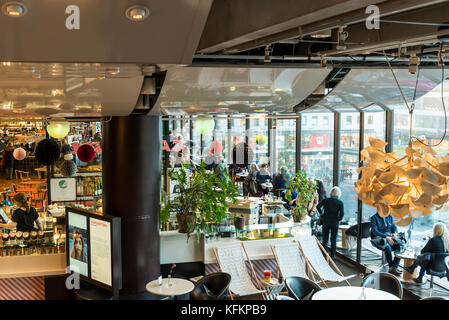 Cafe nella Casa di Cultura, Kulturhuset, un centro culturale e teatro a sud di Sergels torg, Stoccolma, Svezia Foto Stock