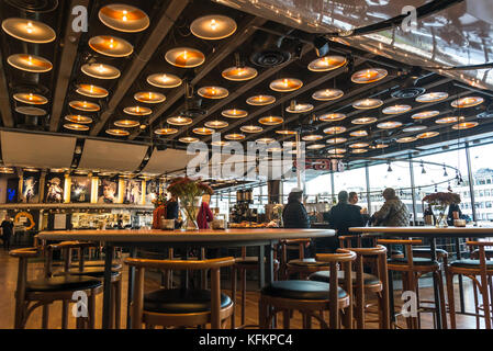 Cafe nella Casa di Cultura, Kulturhuset, un centro culturale e teatro a sud di Sergels torg, Stoccolma, Svezia Foto Stock