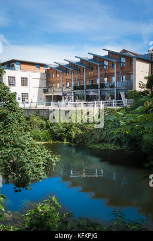 Il nuovo sviluppo in Bradford on Avon accanto al fiume Avon nel Wiltshire, Inghilterra REGNO UNITO Foto Stock