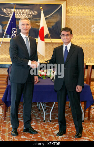 Tokyo, Giappone. 30 ott 2017. (L a r) segretario generale dell Organizzazione del trattato del Nord Atlantico (NATO) Jens Stoltenberg scuote le mani con il Giappone del ministro degli esteri taro kono al iikura guest house il 30 ottobre 2017, Tokyo, Giappone. stoltenberg chiamato corea del nord un ''minaccia globale'' e spera di poter attuare sanzioni più elevate contro le sue centrali nucleari e di missili balistici provocazioni. Credito: rodrigo reyes marin/aflo/alamy live news Foto Stock