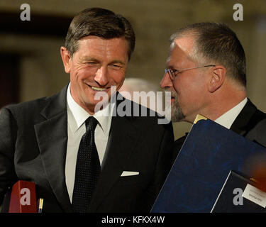 Presidente zeman ha dato l'ordine del leone bianco al presidente sloveno Borut Pahor (sinistra), ex cancelliere tedesco Gerhard Schroder, sindaco di vienna michael haupl e tre soldati sulla nazionale ceca vacanze a Praga, Repubblica ceca, 28 ottobre 2017. Il secondo stato più elevato di decorazione, l'ordine di Tomas Garrigue Masaryk zeman ha dato in memoriam di architetto sloveno josip plecnik che hanno aiutato a ricostruire il castello di Praga, la sede della Repubblica ceca capo dello stato, in interwar periodo. l'ordine riceve janez jocif (destra) pronipote di josep plecnik. (Ctk foto/ondrej deml) Foto Stock