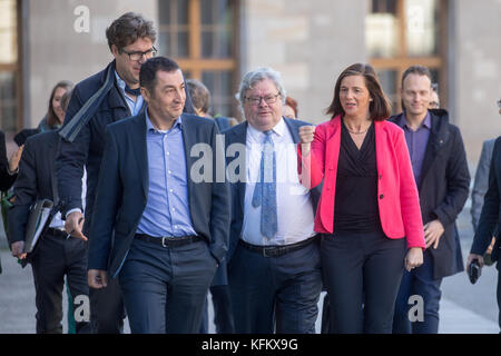 I Verdi, guidati da (R-L) Katrin Goering-Eckardt, presidente del gruppo Verde al parlamento, Reinhard Buetikofer, presidente del Partito Verde europeo, CEM Oezdemir, presidente dell'Alleanza 90/i Verdi e Michael Kellner, Il presidente federale dell'Alleanza 90/i Verdi proseguono i colloqui esplorativi tra l'Unione Cristiano Democratica (CDU), l'Unione sociale cristiana in Baviera (CSU), il Partito democratico libero (FDP) e l'Alleanza 90/i Verdi nella Deutschen Parlamentarische Gesellschaft (lit. Società parlamentare tedesca) a Berlino, Germania, 30 ottobre 2017. Foto: Mi Foto Stock