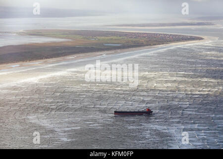 Langeoog, Germania. 30th Ott 2017. La nave da carico «Glory Amsterdam» è bloccata nel bight tedesco di fronte a Langeoog (Germania), 30 ottobre 2017. La tempesta 'Herwart' ha spostato il portarinfuse su un banco di sabbia. Il comando centrale per le emergenze marittime prevede il salvataggio della nave in serata. Credit: Mohssen Assanimoghaddam/dpa/Alamy Live News Foto Stock