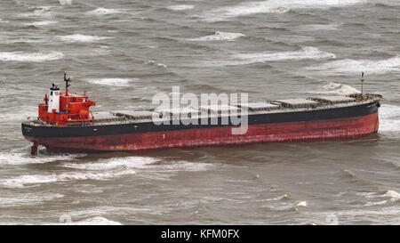 Langeoog, Germania. 30th Ott 2017. La nave da carico «Glory Amsterdam» è bloccata nel bight tedesco di fronte a Langeoog (Germania), 30 ottobre 2017. La tempesta 'Herwart' ha spostato il portarinfuse su un banco di sabbia. Il comando centrale per le emergenze marittime prevede il salvataggio della nave in serata. Credit: Mohssen Assanimoghaddam/dpa/Alamy Live News Foto Stock