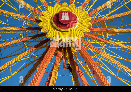 Amburgo, Germania. 30 ottobre 2017. Un uomo sta allestendo una ruota panoramica al festival popolare "Hamburger Dom" di Amburgo, Germania, 30 ottobre 2017. La fiera invernale di quest'anno inizia il 3 novembre 2017. Credito: Daniel Bockwoldt/dpa/Alamy Live News Foto Stock