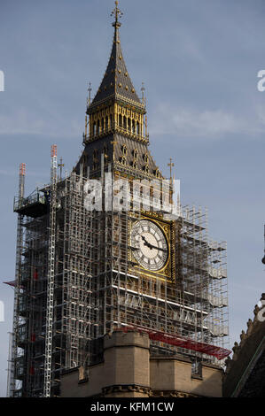 Westminster, Londra, Regno Unito. 30 ottobre 2017. Sole e colori autunnali intorno a Westminster nel centro di Londra a temperature fresche. Credit: Malcolm Park/Alamy Live News. Foto Stock