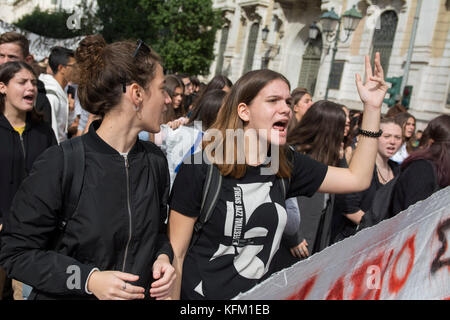 Atene, Grecia. Il 30 ottobre, 2017. Gli studenti rally tenendo striscioni e gridando slogan contro il governo. Migliaia gli studenti della scuola elementare sono scesi in piazza per manifestare contro le riforme in materia di istruzione e la mancanza di personale. © Nikolas Georgiou / Alamy Live News Foto Stock