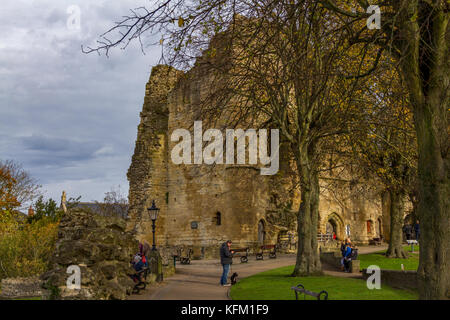 Tenere rovinato Knaresborough Castle. Anche se il resto della città di castello fu distrutto nella guerra civile, il conservare è stato permesso di rimanere per uso come la città alla prigione. Ora essa è aperta ai visitatori. Knaresborough, nello Yorkshire, Regno Unito. Il 30 ottobre 2017. Foto Stock