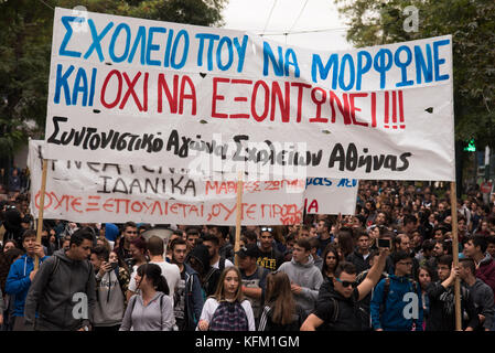 Atene, Grecia. Il 30 ottobre, 2017. Gli studenti rally tenendo striscioni e gridando slogan contro il governo. Migliaia gli studenti della scuola elementare sono scesi in piazza per manifestare contro le riforme in materia di istruzione e la mancanza di personale. © Nikolas Georgiou / Alamy Live News Foto Stock