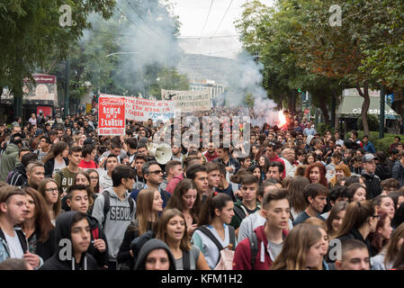 Atene, Grecia. Il 30 ottobre, 2017. Gli studenti rally tenendo striscioni e gridando slogan contro il governo. Migliaia gli studenti della scuola elementare sono scesi in piazza per manifestare contro le riforme in materia di istruzione e la mancanza di personale. © Nikolas Georgiou / Alamy Live News Foto Stock