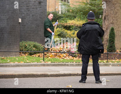 Westminster, Londra, Regno Unito. 30 ottobre 2017. Sole e colori autunnali intorno a Westminster nel centro di Londra a temperature fresche. Le foglie autunnali sono spazzate in su in Downing Street. Credit: Malcolm Park/Alamy Live News. Foto Stock