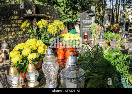 Gdansk, Polonia. 30 ott 2017. una vista generale del cimitero oliwski in Gdansk, Polonia è visto il 30 ottobre 2017 come prima del 1° novembre, Solennità di tutti i santi (wszystkich swietych), la gente paga il rispetto per i morti di familiari, pulire le loro tombe di famiglia e molti fiori e candele sono posizionati sulla parte superiore delle tombe. Tutti i Santi il 1 novembre e il giorno della commemorazione di tutti i defunti il 2 novembre sono quando milioni di poli di visitare le tombe dei loro cari, spesso in viaggio di centinaia di chilometri da casa loro città credito: Michal fludra/alamy live news Foto Stock