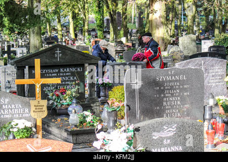 Gdansk, Polonia. 30 ott 2017. una vista generale del cimitero oliwski in Gdansk, Polonia è visto il 30 ottobre 2017 come prima del 1° novembre, Solennità di tutti i santi (wszystkich swietych), la gente paga il rispetto per i morti di familiari, pulire le loro tombe di famiglia e molti fiori e candele sono posizionati sulla parte superiore delle tombe. Tutti i Santi il 1 novembre e il giorno della commemorazione di tutti i defunti il 2 novembre sono quando milioni di poli di visitare le tombe dei loro cari, spesso in viaggio di centinaia di chilometri da casa loro città credito: Michal fludra/alamy live news Foto Stock