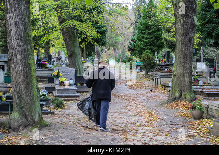 Gdansk, Polonia. 30 ott 2017. una vista generale del cimitero oliwski in Gdansk, Polonia è visto il 30 ottobre 2017 come prima del 1° novembre, Solennità di tutti i santi (wszystkich swietych), la gente paga il rispetto per i morti di familiari, pulire le loro tombe di famiglia e molti fiori e candele sono posizionati sulla parte superiore delle tombe. Tutti i Santi il 1 novembre e il giorno della commemorazione di tutti i defunti il 2 novembre sono quando milioni di poli di visitare le tombe dei loro cari, spesso in viaggio di centinaia di chilometri da casa loro città credito: Michal fludra/alamy live news Foto Stock