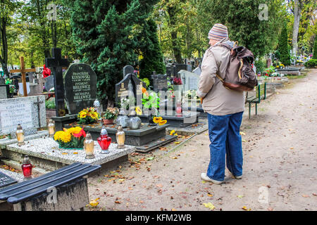 Gdansk, Polonia. 30 ott 2017. una vista generale del cimitero oliwski in Gdansk, Polonia è visto il 30 ottobre 2017 come prima del 1° novembre, Solennità di tutti i santi (wszystkich swietych), la gente paga il rispetto per i morti di familiari, pulire le loro tombe di famiglia e molti fiori e candele sono posizionati sulla parte superiore delle tombe. Tutti i Santi il 1 novembre e il giorno della commemorazione di tutti i defunti il 2 novembre sono quando milioni di poli di visitare le tombe dei loro cari, spesso in viaggio di centinaia di chilometri da casa loro città credito: Michal fludra/alamy live news Foto Stock