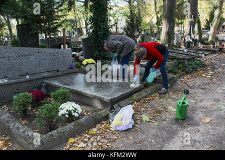 Gdansk, Polonia. 30 ott 2017. una vista generale del cimitero oliwski in Gdansk, Polonia è visto il 30 ottobre 2017 come prima del 1° novembre, Solennità di tutti i santi (wszystkich swietych), la gente paga il rispetto per i morti di familiari, pulire le loro tombe di famiglia e molti fiori e candele sono posizionati sulla parte superiore delle tombe. Tutti i Santi il 1 novembre e il giorno della commemorazione di tutti i defunti il 2 novembre sono quando milioni di poli di visitare le tombe dei loro cari, spesso in viaggio di centinaia di chilometri da casa loro città credito: Michal fludra/alamy live news Foto Stock