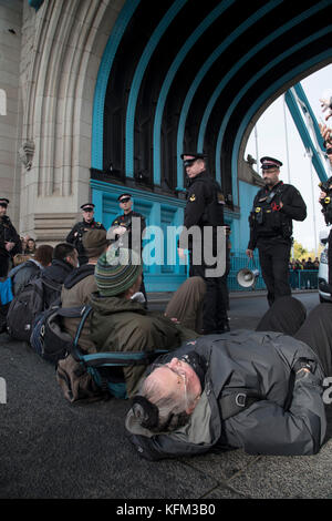 Londra, Regno Unito. Il 30 ottobre, 2017. smettere di uccidere i londinesi, tagliare l'inquinamento atmosferico protesta blocca il Tower bridge il 30 ottobre 2017 nel centro di Londra, Inghilterra, Regno Unito. La Metropolitan Police erano presenti a parlare con i manifestanti prima finalmente arrestare tutti loro. smettere di uccidere i londinesi: tagliare inquinamento atmosferico esegue una campagna di pacifica disobbedienza civile, bloccando le più inquinate strade della capitale fino a quando le autorità decidono di una riunione a prendere seriamente in considerazione le loro proposte. Credito: Michael kemp/alamy live news Foto Stock