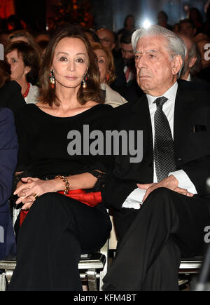 Isabel Preysler e Mario Vargas Llosa durante la celebrazione del 25° anniversario del Museo Nazionale Thyssen-Bornemisza di Madrid lunedì 30 ottobre 2017-. Crediti: Gtres Información más Comuniación on line, S.L./Alamy Live News Foto Stock