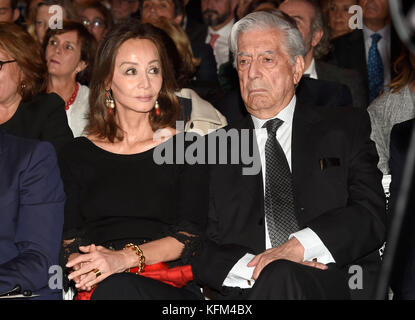 Isabel Preysler e Mario Vargas Llosa durante la celebrazione del 25° anniversario del Museo Nazionale Thyssen-Bornemisza di Madrid lunedì 30 ottobre 2017-. Crediti: Gtres Información más Comuniación on line, S.L./Alamy Live News Foto Stock