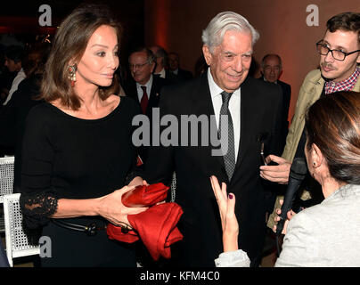 Isabel Preysler e Mario Vargas Llosa durante la celebrazione del 25° anniversario del Museo Nazionale Thyssen-Bornemisza di Madrid lunedì 30 ottobre 2017-. Crediti: Gtres Información más Comuniación on line, S.L./Alamy Live News Foto Stock